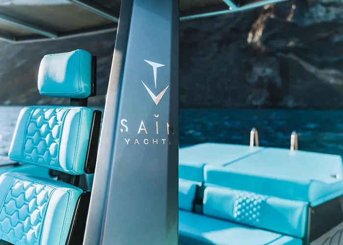 Botel Santorini Private Tour - Sunny Zeus Oia